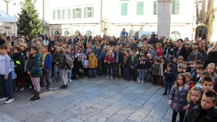 Velik broj djece dočekao dobro raspoloženog svetog Nikolu