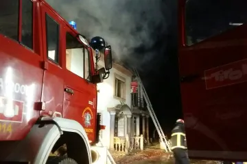 Kafić u plamenu jedva ugasilo čak 40 vatrogasaca sa šest vozila