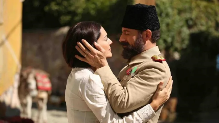 Azize izlazi iz pritvora te svekrvi i kćerima kaže da je Dževdet živ (Ranjena ljubav)