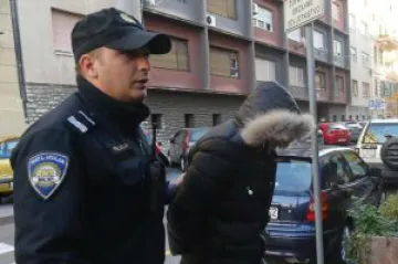 Pijana 15-godišnjakinja legla na klupu, a 18-godišnjak je prisilio na seks