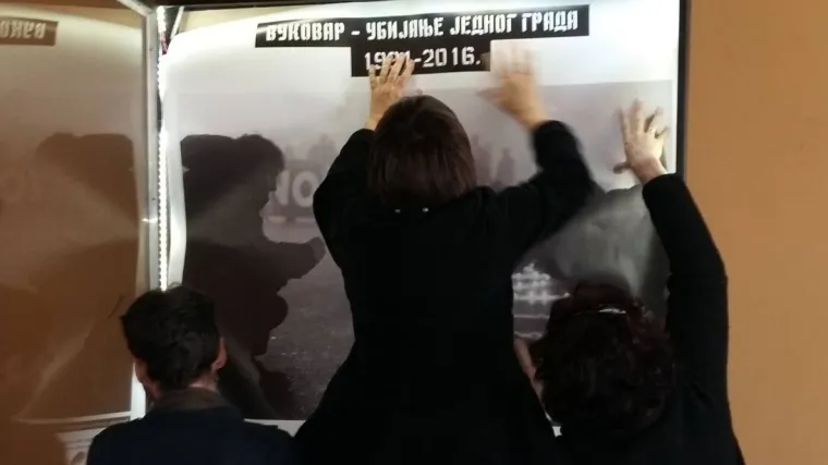 Vandali uni&scaron;tili izložbu o Vukovaru u Novom Sadu, na razbijenim izlozima napisali: 'A ubijanje Srba, stoko'