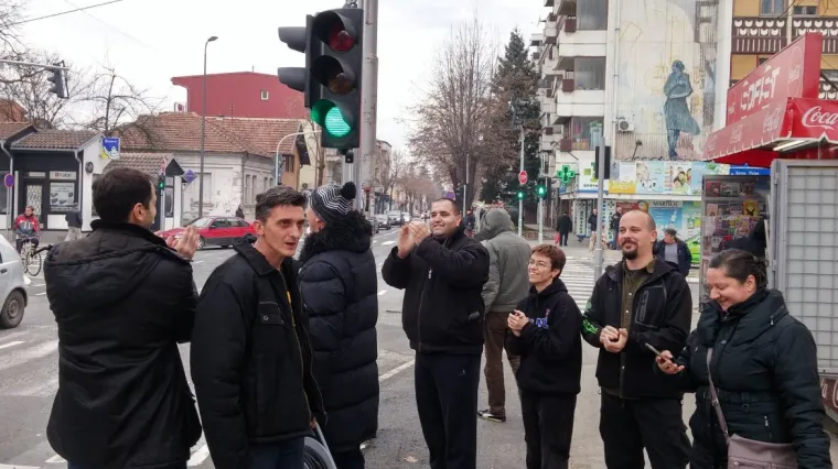 Postali sprdnja na dru&scaron;tvenim mrežama: gradonačelnik srpskog Kraljeva svečano otvorio - semafor!