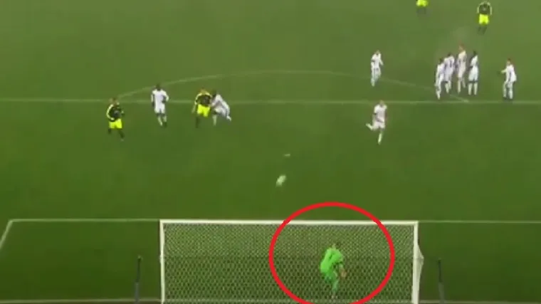 Arsenalova zvijezda odapela s 25 metara, samo sreća spasila zbunjenog golmana