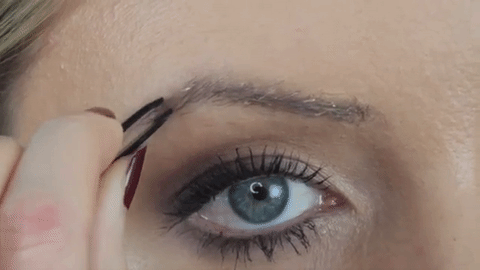 Pogledajte za&scaron;to je ova blogerica zalijepila kosu na obrve, rezultat će vas iznenaditi