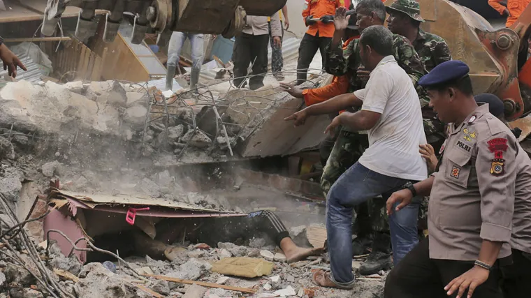 Broj žrtava jakog potresa u Indoneziji narastao na sto, vi&scaron;e od 500 ozlijeđenih