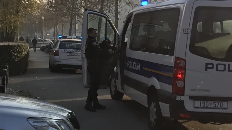 Razbojnik upao u po&scaron;tu, zaprijetio oružjem i pobjegao: na terenu policajci s dugim cijevima