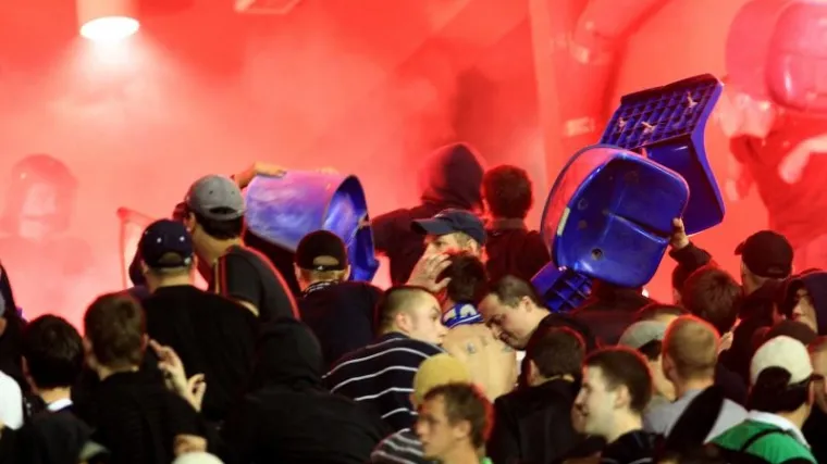 Bačen suzavac, radio i vodeni top