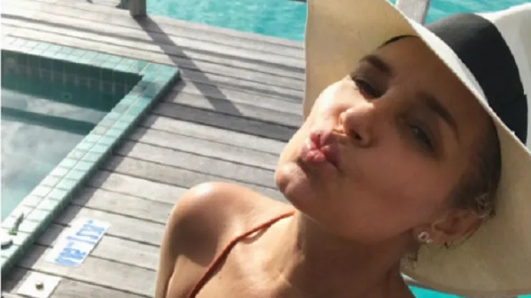 Slavnoj ljepotici provirila sisica i pirsana bradavica