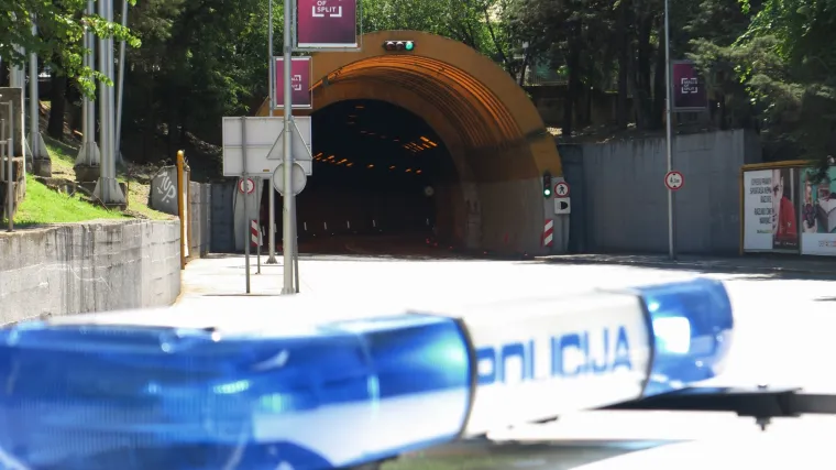 Zatvoren tunel Marjan nakon &scaron;to je teret iz kombija otkinuo ventilator