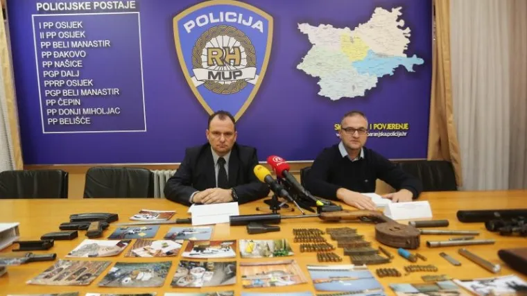 Pretragom kuća otkrivena količina oružja dovoljna za manji rat