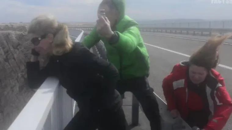 Trojac na Pa&scaron;kom mostu 'lovio' orkansku buru: držali se za ogradu da ih ne odnese!