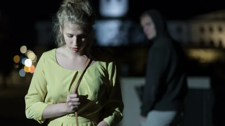 Paranoja ili istina? Mladić mladim Zagrepčankama nudi posjetnice natopljene drogom, a onda ih prati