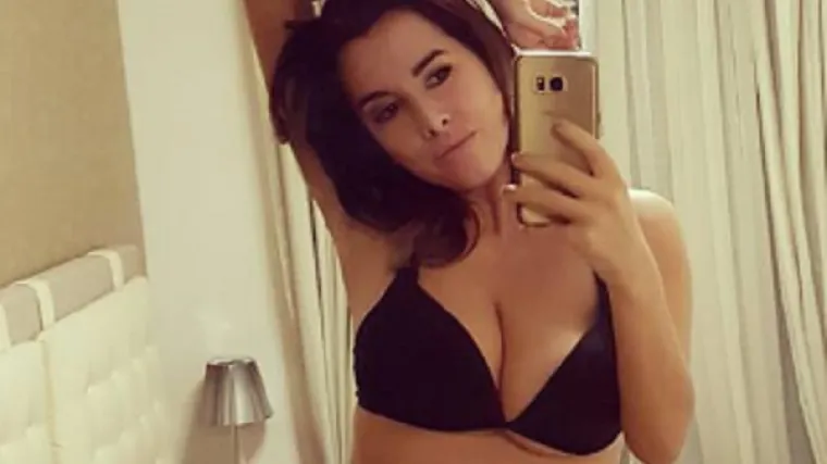 Svi se pitaju s kim to seksi Nives ispija kavu u krevetu