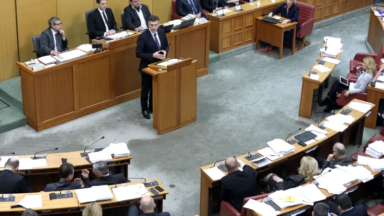 Brojne primjedbe oporbe na 'prenapuhani' proračun, premijera napali jer je oti&scaron;ao sa sjednice