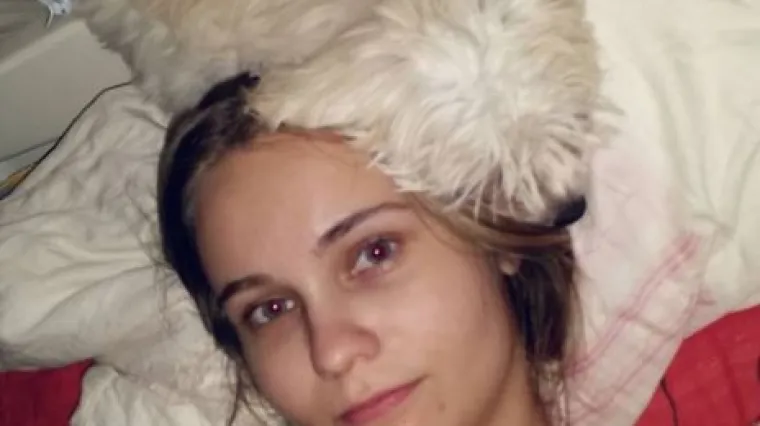 Za mačke se priča da vole maziti gazde dok leže, ali i ovaj maltezer zna koliko je to tobro