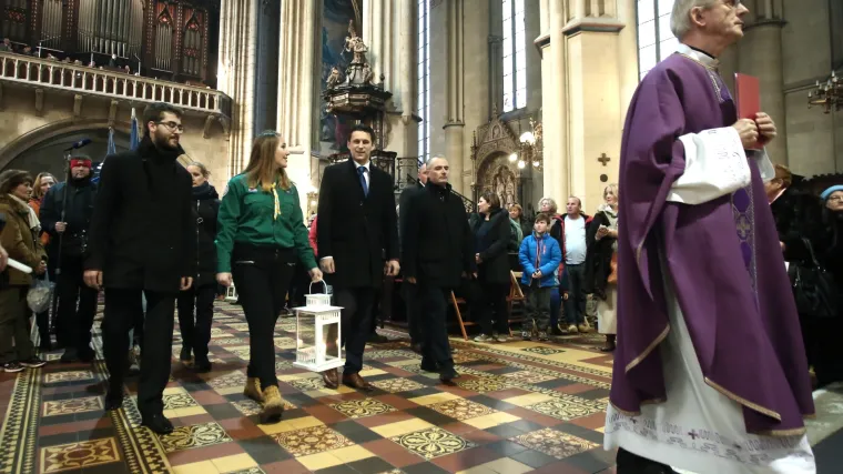 Izviđači tradicionalno donijeli Betlehemsko svjetlo u zagrebačku Katedralu