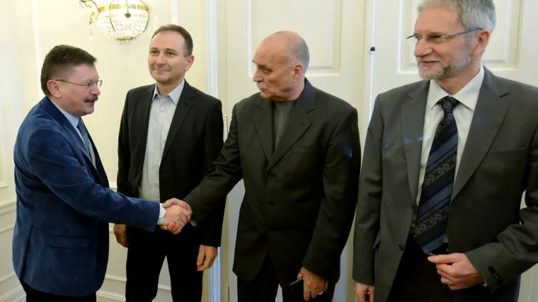 Oko 240.000 zaposlenih u državnim i javnim službama ipak će dobiti božićnice!