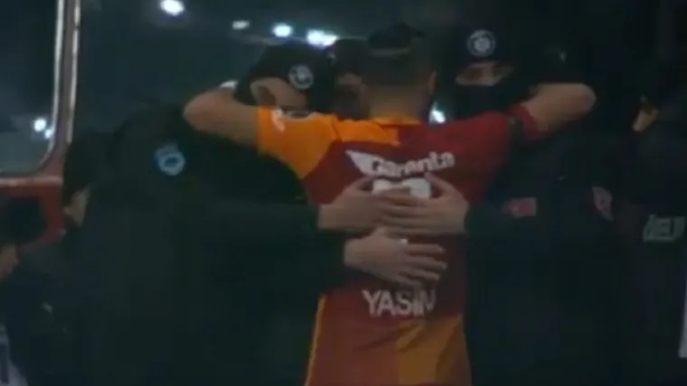 Nogometa&scaron; u Turskoj proslavio gol u zagrljaju policajaca