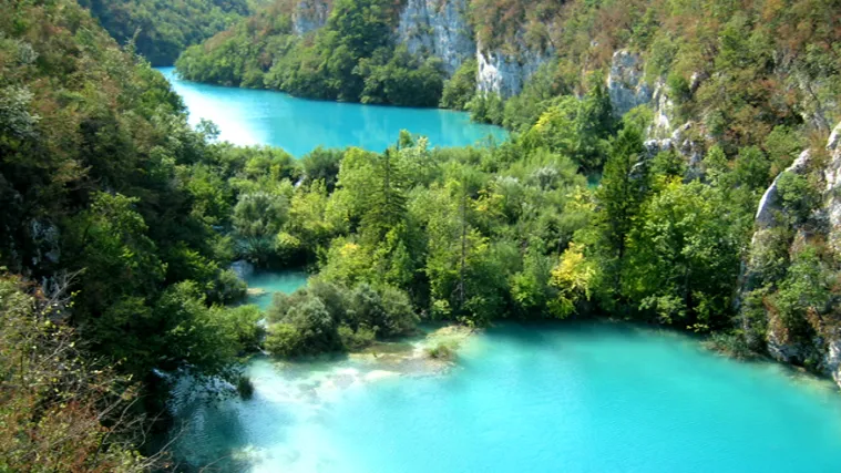 Plitvice vi&scaron;e ne zazivaju turiste nego se od njih poku&scaron;avaju obraniti: bez slavlja za milijuntog gosta