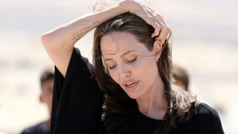 Ispijena Angelina u crnini viđena u javnosti