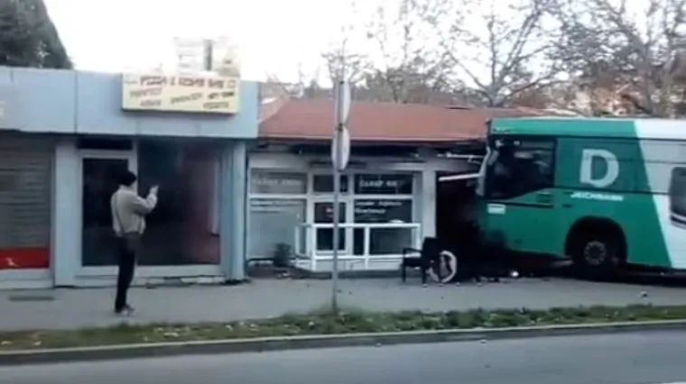 Za buđenje umjesto kave: autobus se zabio u kafić usred Mostara!