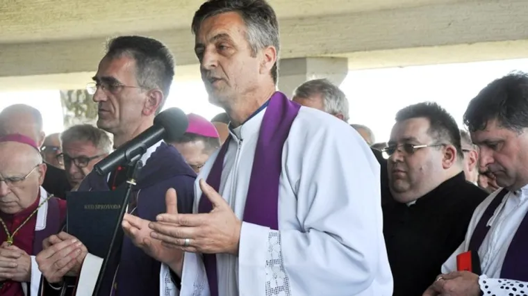 Vjernici razočarani što je Crkva suspendirala svećenika koji ima troje djece