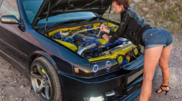 Cijeli svijet ismijava ženu koja je prvi put podigla haubu