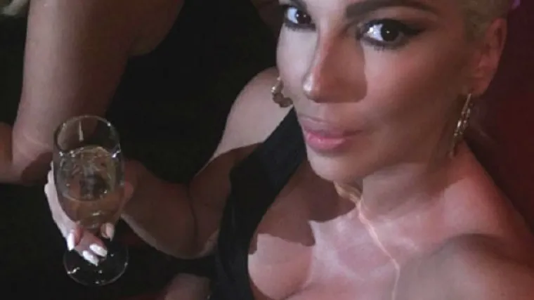 Jelena Karleu&scaron;a pred punom dvoranom pokazala golu guzu