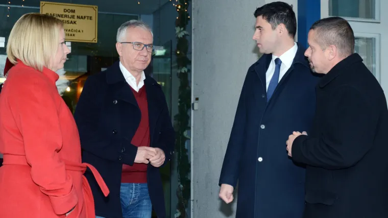 Bernardić u Sisku otkrio da SDP pokreće saborsku interpelaciju o Ini: 'Nužno je za&scaron;tititi radnike'