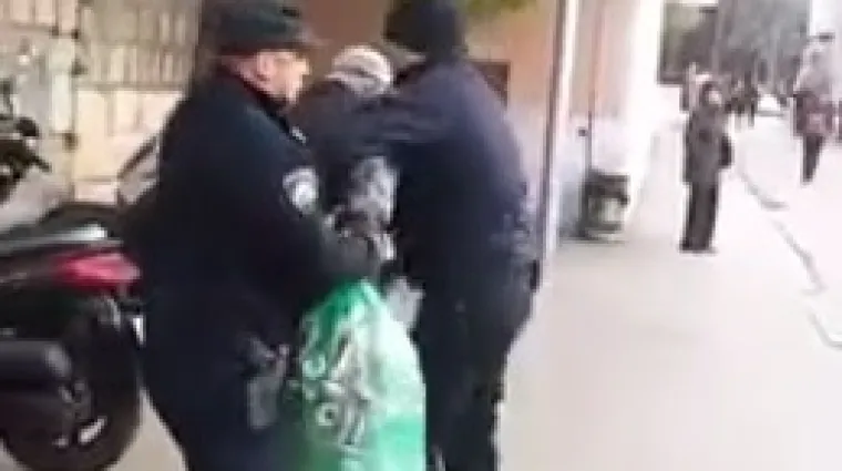 Policija objasnila za&scaron;to je danas nasilno privela sakupljača boca u Splitu