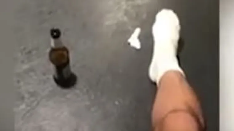 Ova nogometna zvijezda bez imalo srama ispija pivo u svlačionici