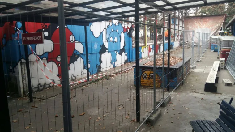 Ispred Jabuke osvanula željezna ograda, Bandić uvjerava građane da kultni zagrebački klub neće biti zatvoren