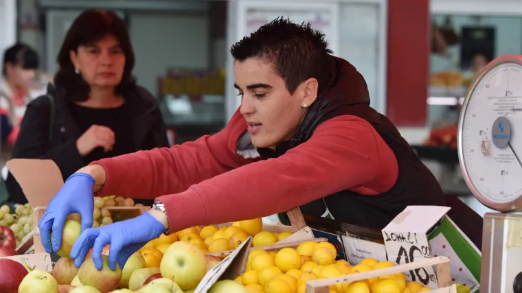 Gdje ima najvi&scaron;e pesticida? Kupili smo voće na tržnici, u dućanu zdrave hrane i u trgovačkom centru - rezultati su vi&scaron;e nego iznenađujući!