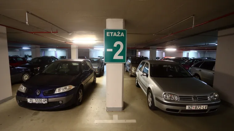 Čudni mu&scaron;karci vozačima poku&scaron;avaju uvaliti reklamne letke natopljene omamljujućim sredstvom