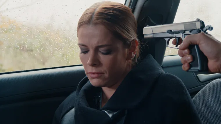 Maksut javlja Kahramanu da je Defne oteta. Zauzvrat traži Elif (Sudbina)