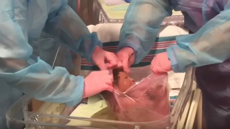 Dostava u maternici: ekstremno realistični modeli novorođenčadi novi veliki hit u svijetu