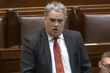 Dok je govorio, irskog zastupnika ometala njegova glazbena kravata