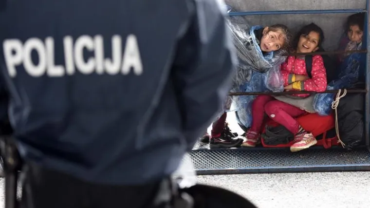 U kombiju na autocesti policija našla 60 migranata
