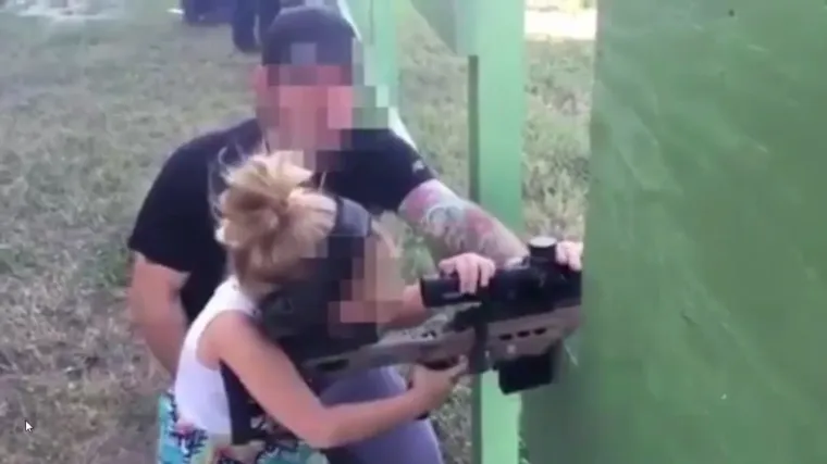 Ljude podijelio video trogodišnje djevojčice koja puca iz ogromne puške