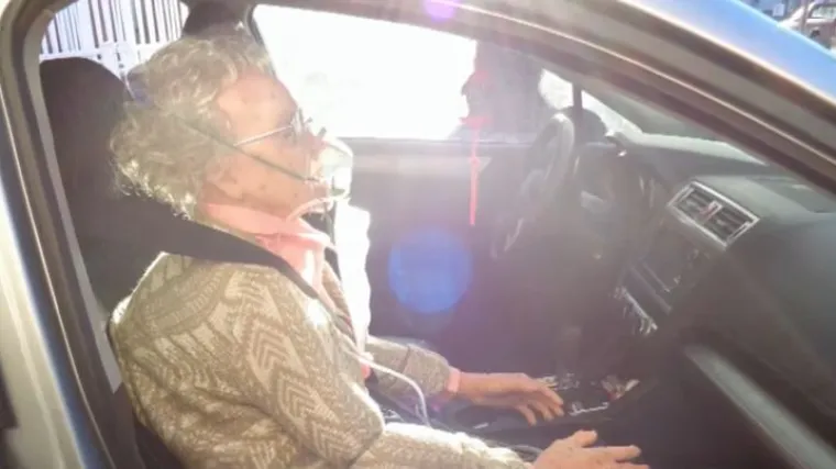 Policija hitnom akcijom razbila prozor kako bi spasila smrznutu ženu u autu, a onda je uslijedio &scaron;ok!