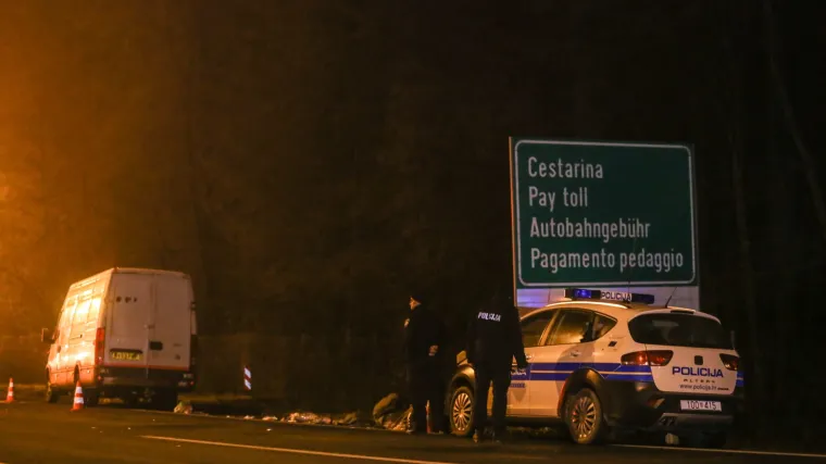 Policija kod Novske zaustavila kombi u koji su nagurali 50-ak migranata, većina ih zavr&scaron;ila u bolnici