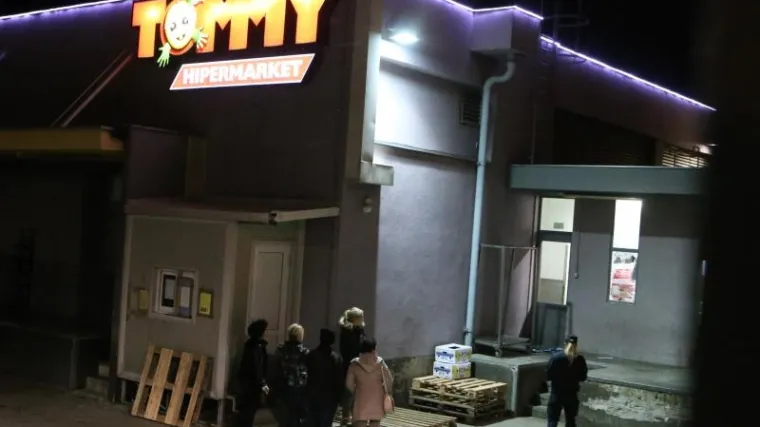 Naoružani maskirani razbojnici opljačkali prodavaonicu