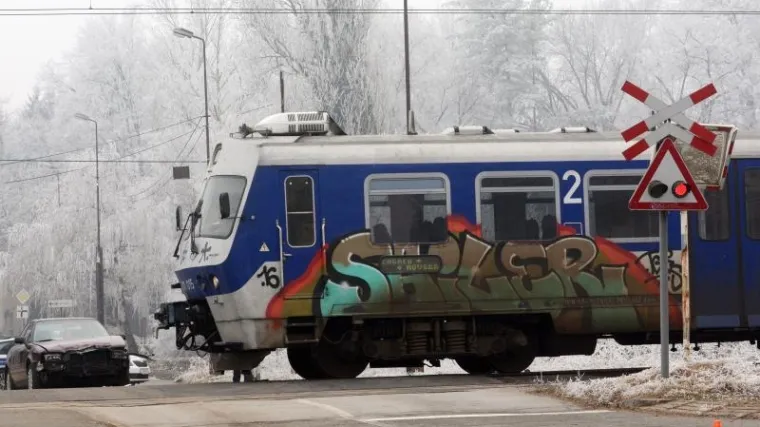 Na vozača iz Siska naletio vlak, imao je neviđenu sreću