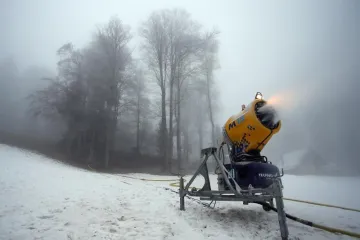PRAVI ZIMSKI UGOĐAJ: Snježni topovi u punom su pogonu na vrhu Medvednice