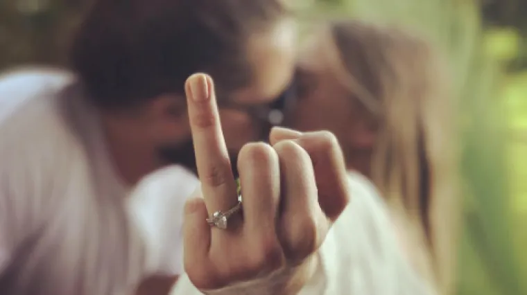 Prvi pogled na vjenčanicu i prsten: Ovako je izgledala kreacija slavne glumice na tajnom vjenčanju