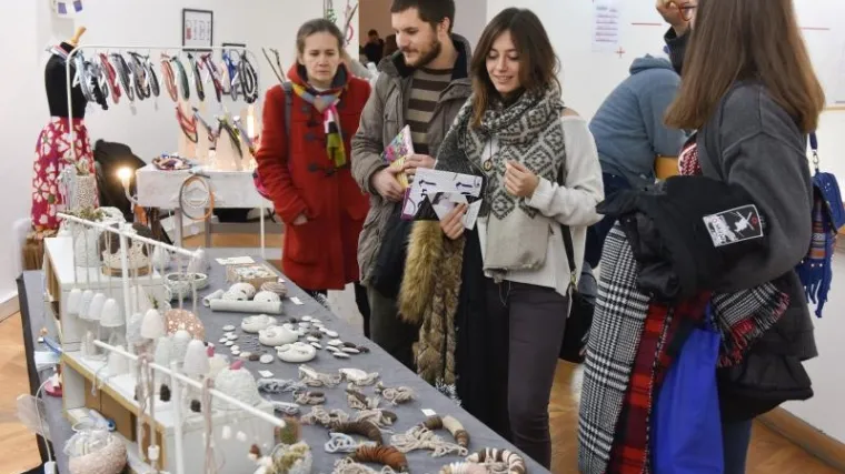 Želite izbjećni blagdanske gužve u trgovačkim centrima i kupiti neki originalni poklon? Posjetite - Artomat!