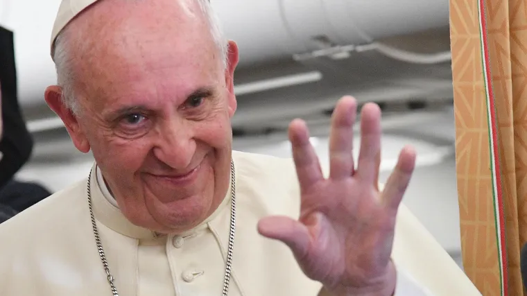 Papa Franjo izi&scaron;ao u grad kupiti ortopedske cipele i odu&scaron;evio građane