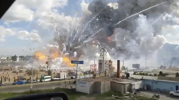 Pogledajte dramatičnu snimku eksplozije na tržnici pirotehnike u kojoj je život izgubilo 30 osoba!