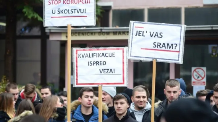 Pobunili se zbog otkaza omiljenoj profesorici, prijete im jedinicama