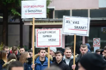 Pobunili se zbog otkaza omiljenoj profesorici, prijete im jedinicama